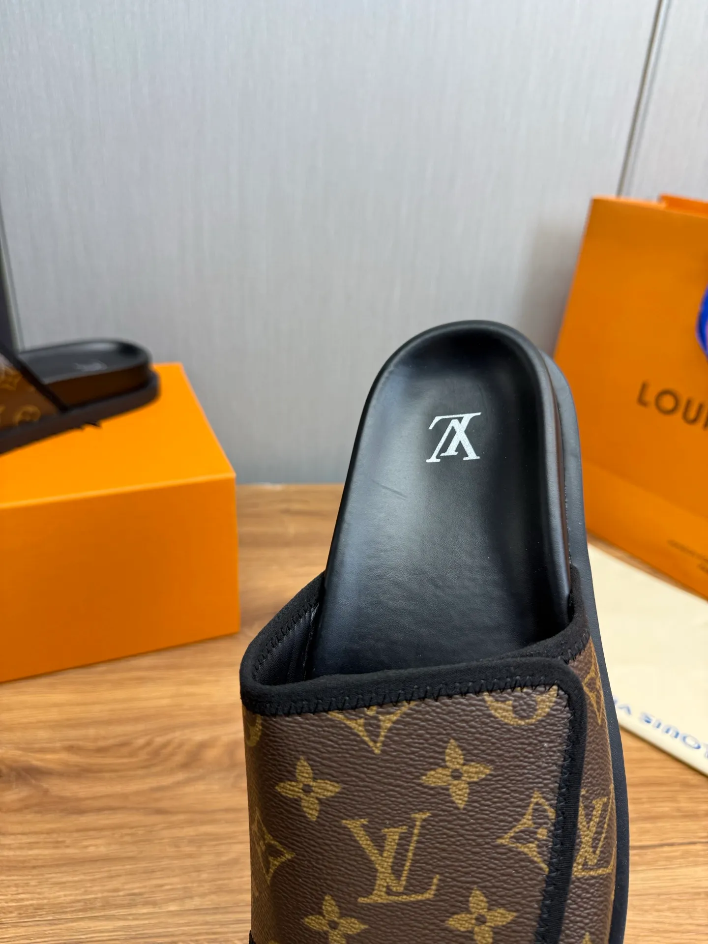Men's shoes 💰340💰 ▪️LV's popular Little Red Book popular slippers hot sale: 1 shipment✅ Super textured and comfortable slippers, original TPU outsole. Authentic counter box drawer box packaging 🎁Size 38-45